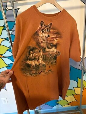 “The mountain” wolf tee
